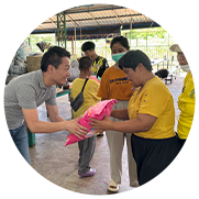 子どもたちへ寄付